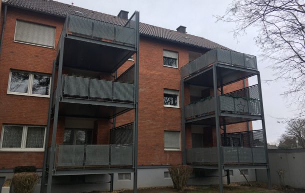 Balkontürme an zwei identische 6-Familienhäusern in Düren